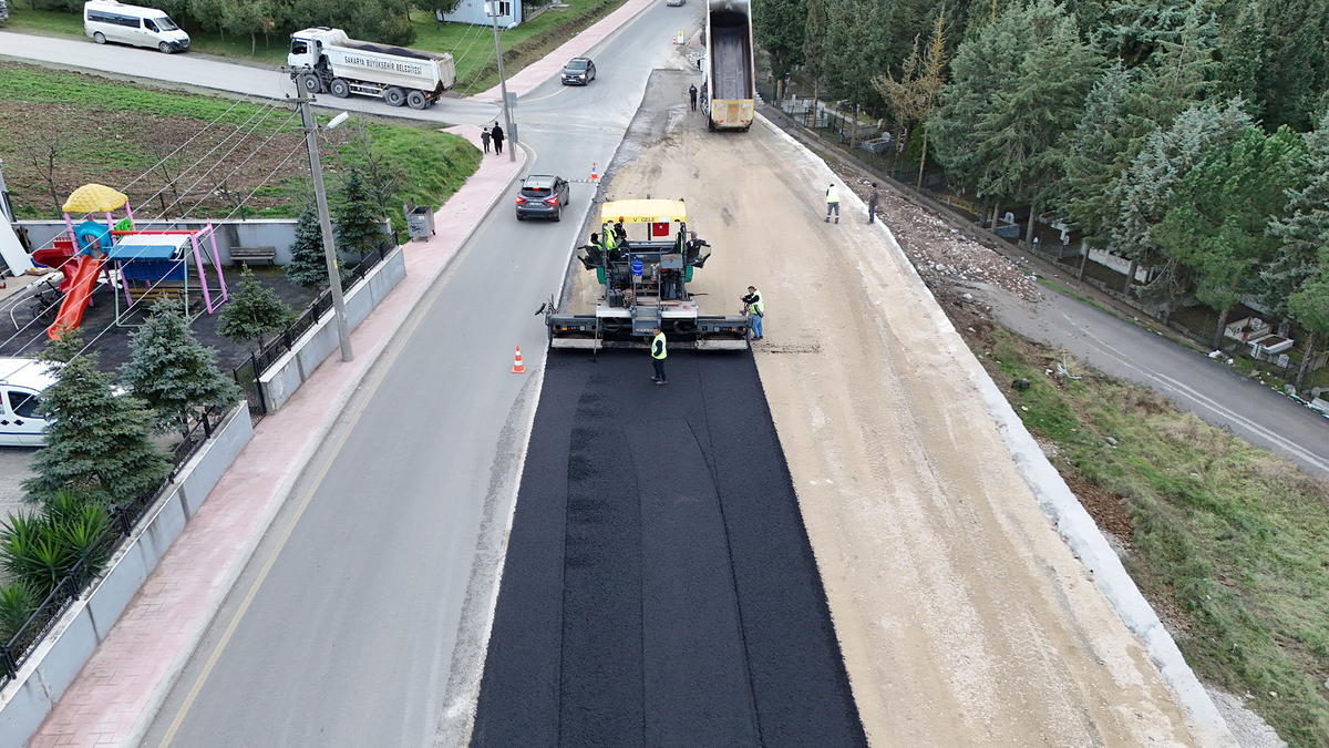 Serdivan'ın yeni arterinde asfalt atıldı