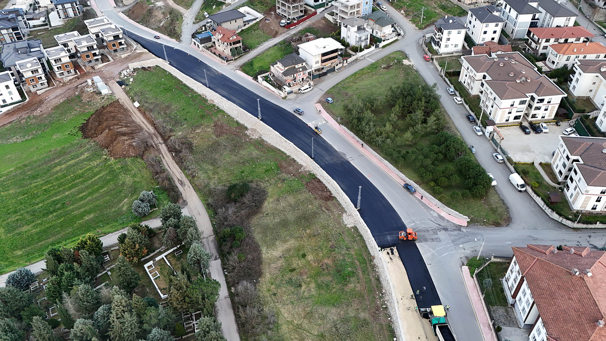 Serdivan'ın yeni arterinde asfalt atıldı