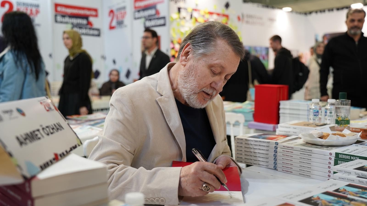 Serdivan Kitap Fuarı’nda Ünlü İsimlere Büyük İlgi