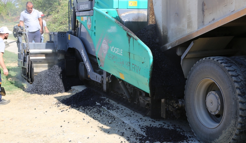 Serdivan’da asfalt mesaisi sürüyor