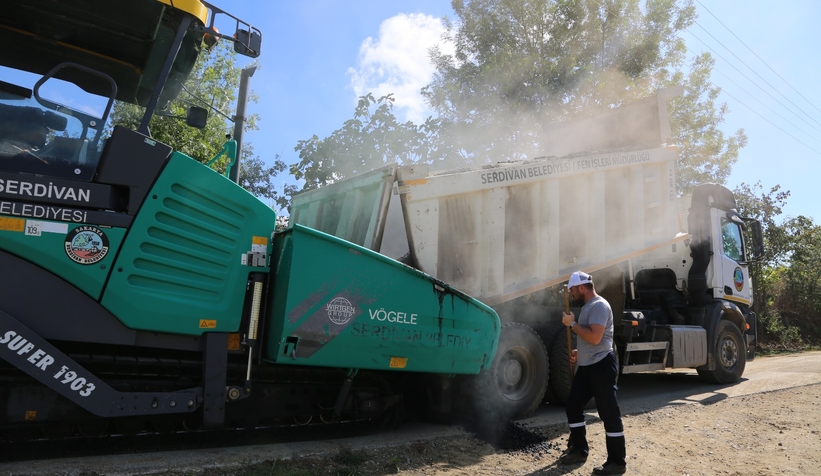 Serdivan’da asfalt mesaisi sürüyor