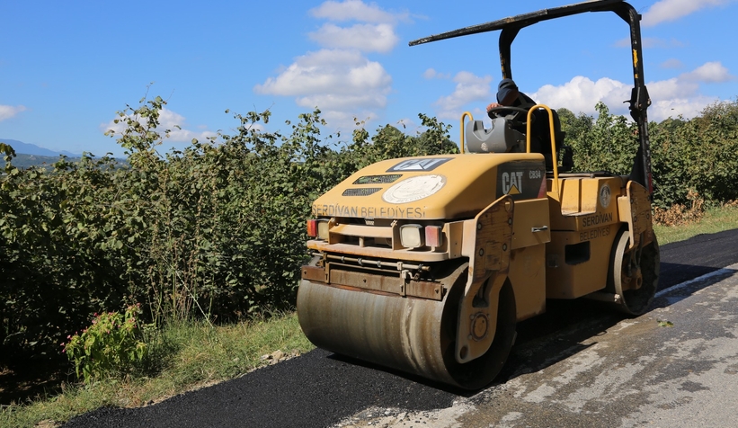 Serdivan’da asfalt mesaisi sürüyor