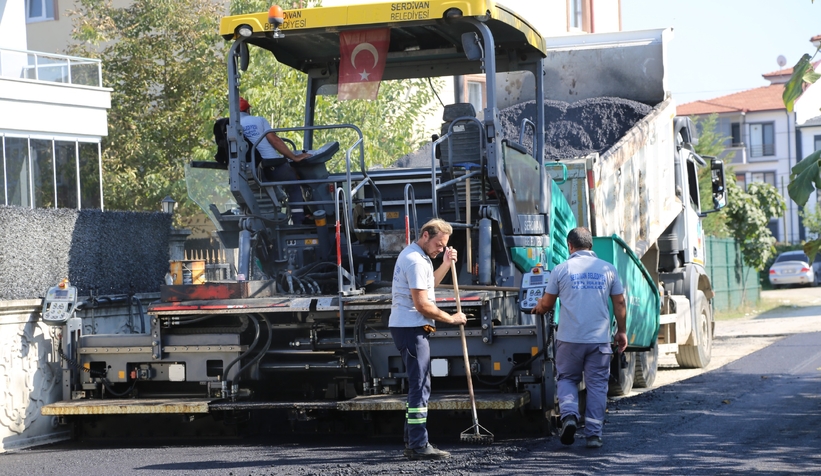 Serdivan’da asfalt mesaisi sürüyor