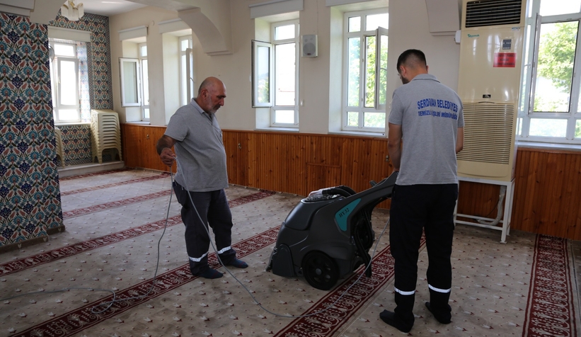 Serdivan’da camilerde bayram temizliği