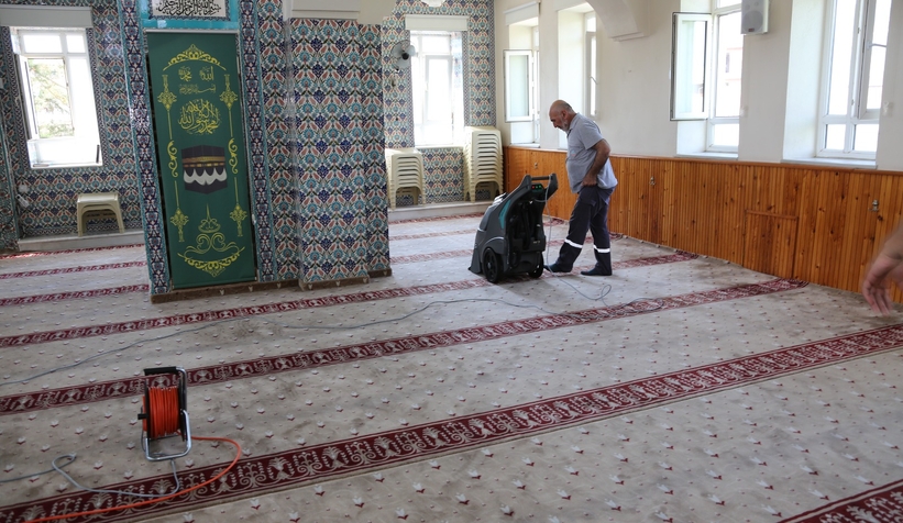 Serdivan’da camilerde bayram temizliği