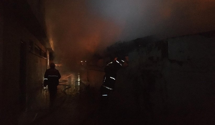 Serdivanda caminin çay ocağı alev alev yandı