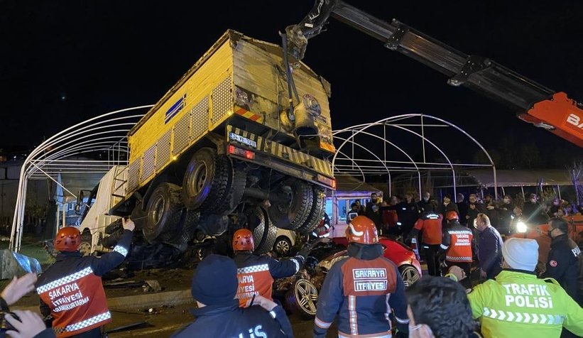 Serdivan'da dehşete düşüren kaza; 1 ölü, 3 yaralı