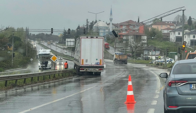 Serdivan’da Tır Trafik Işıkları Direğine Çarptı, Yol Trafiğe Kapandı