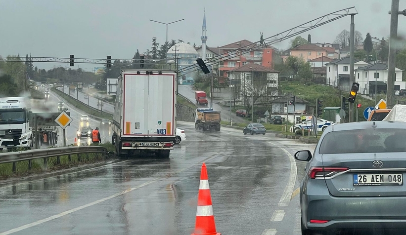 Serdivan’da Tır Trafik Işıkları Direğine Çarptı, Yol Trafiğe Kapandı