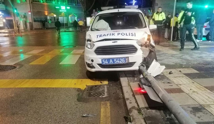 serit-degistirirken-trafik-ekibinin-aracina-carptizdnbnvhjzm