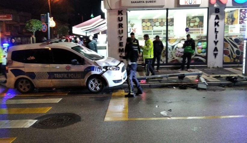 serit-degistirirken-trafik-ekibinin-aracina-carptizdnbnvhjzm