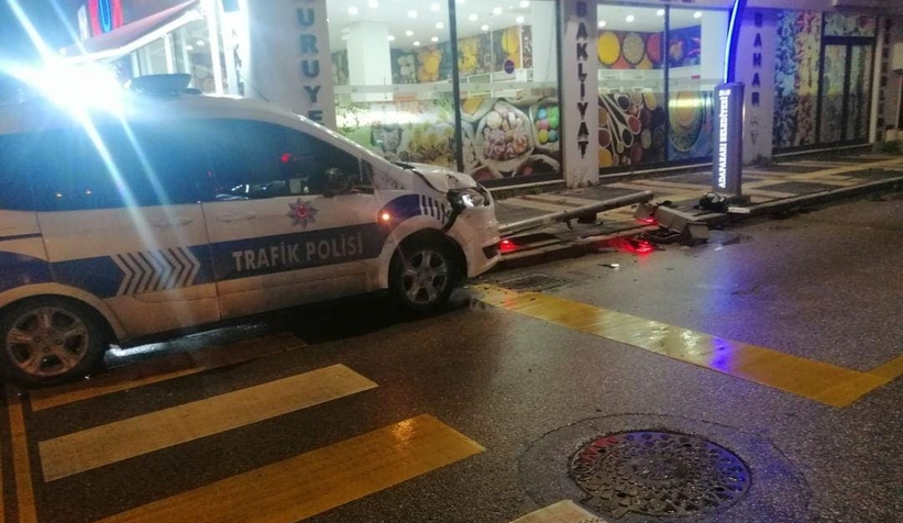 serit-degistirirken-trafik-ekibinin-aracina-carptizdnbnvhjzm