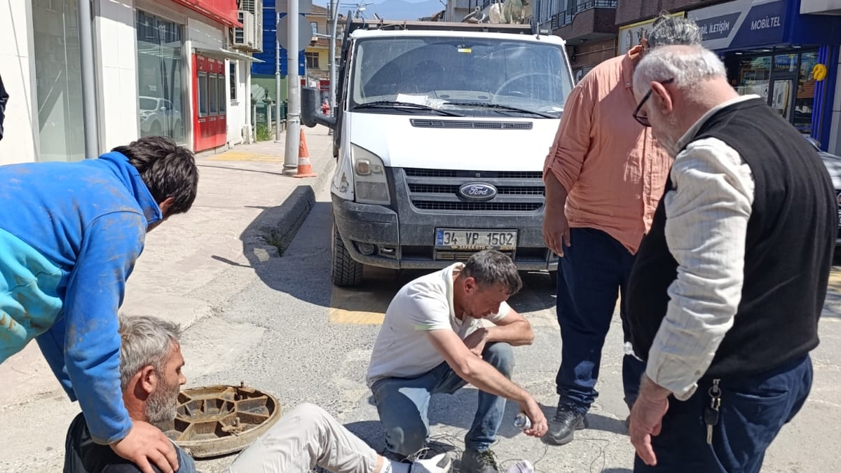 Servis aracı telekom çalışanının ayağını ezdi