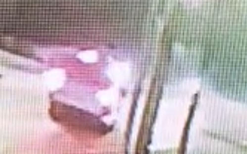 Servis aracının kuryeye çarptığı görüntü kamerada