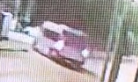 Servis aracının kuryeye çarptığı görüntü kamerada