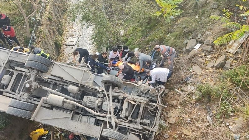 Öğrenci servisi kazasından acı haber: 2 ölü, 20 yaralı