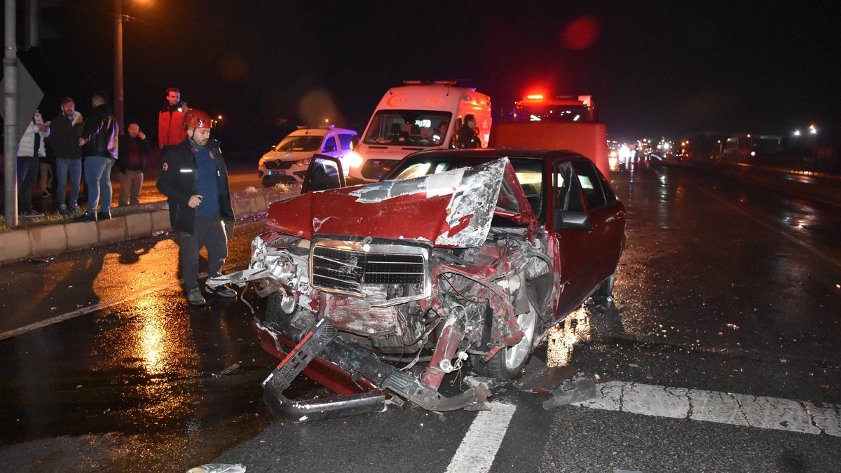 Servis minibüsü ile otomobil çarpıştı; 2 yaralı