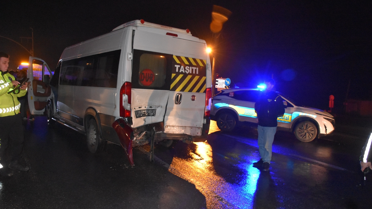Servis minibüsü ile otomobil çarpıştı; 2 yaralı