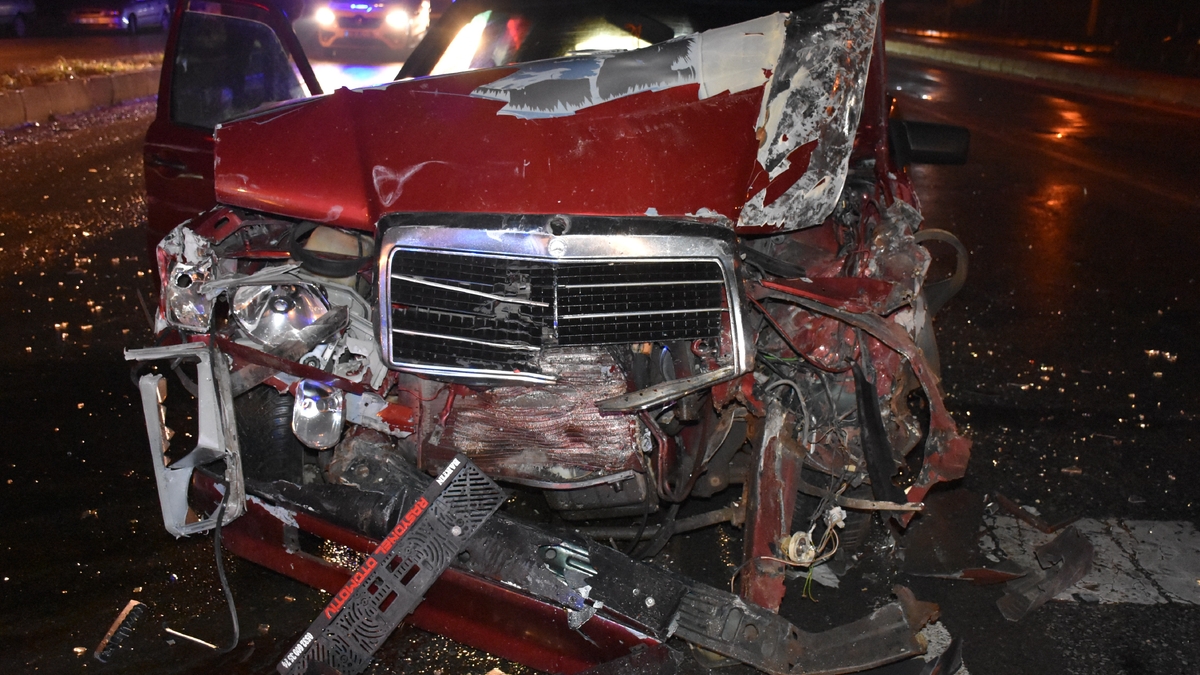 Servis minibüsü ile otomobil çarpıştı; 2 yaralı