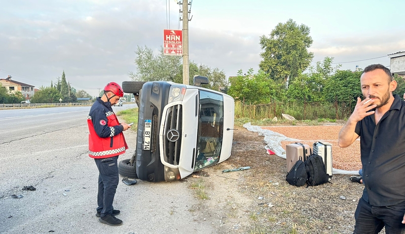 servis-minibusu-otomobile-carpip-devrildi-11-yaralitmxoa2j0nt