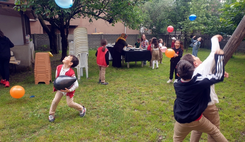  Servisinde taşıdığı öğrencilere sene sonu ödül sözünü tuttu