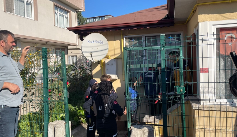 Ses gelmeyince kapıyı itfaiye açtı