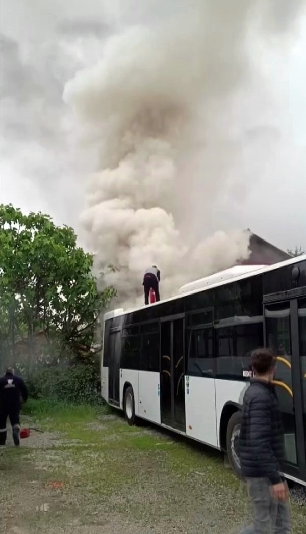 sevkiyata-hazir-otobus-otoparkta-alev-aldidfzvvgvrdk