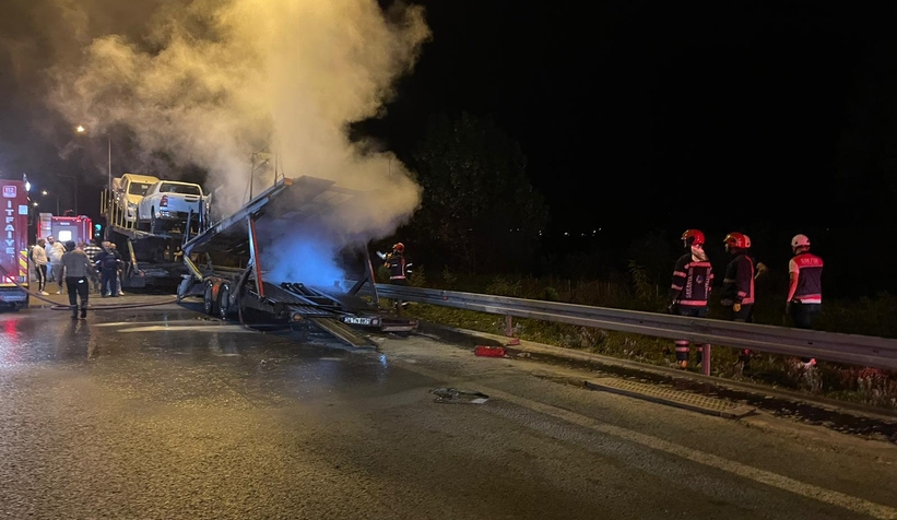 Seyir halindeki araç taşıyan tırda çıkan yangın söndürüldü