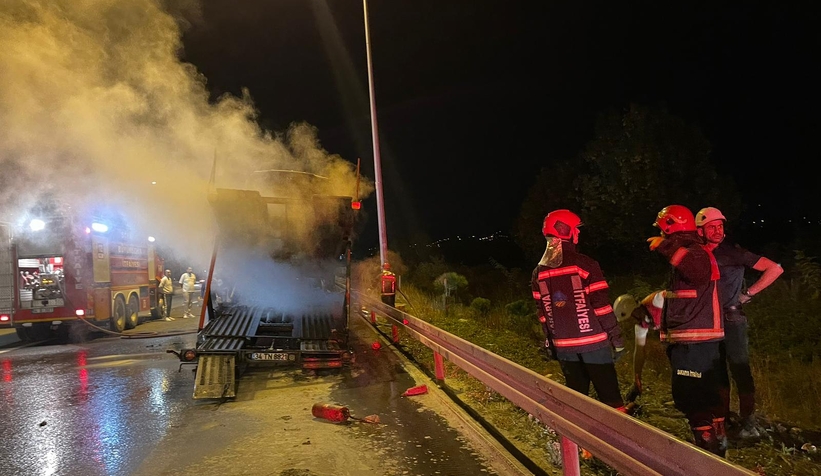 Seyir halindeki araç taşıyan tırda çıkan yangın söndürüldü