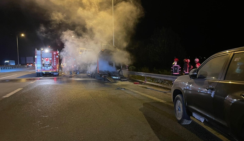 Seyir halindeki araç taşıyan tırda çıkan yangın söndürüldü