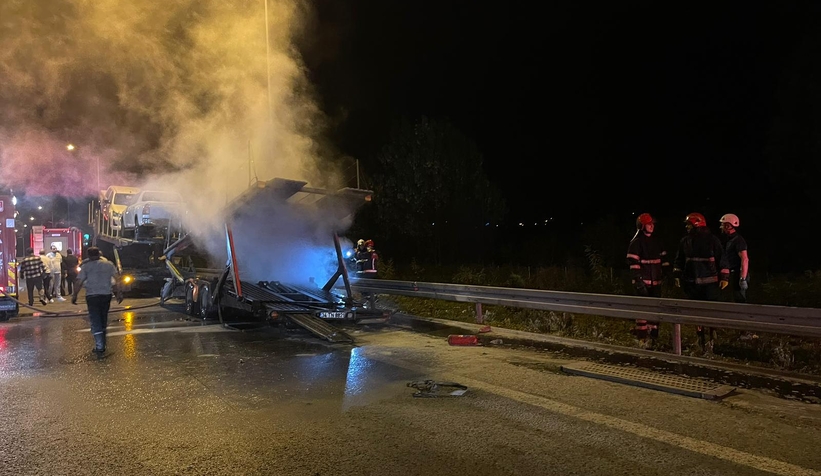 Seyir halindeki araç taşıyan tırda çıkan yangın söndürüldü