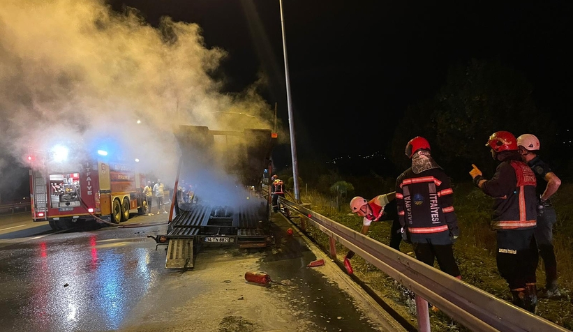 Seyir halindeki araç taşıyan tırda çıkan yangın söndürüldü
