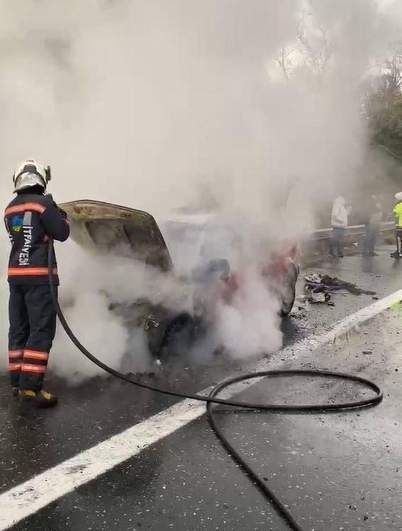 Seyir halindeki araçta yangın çıktı