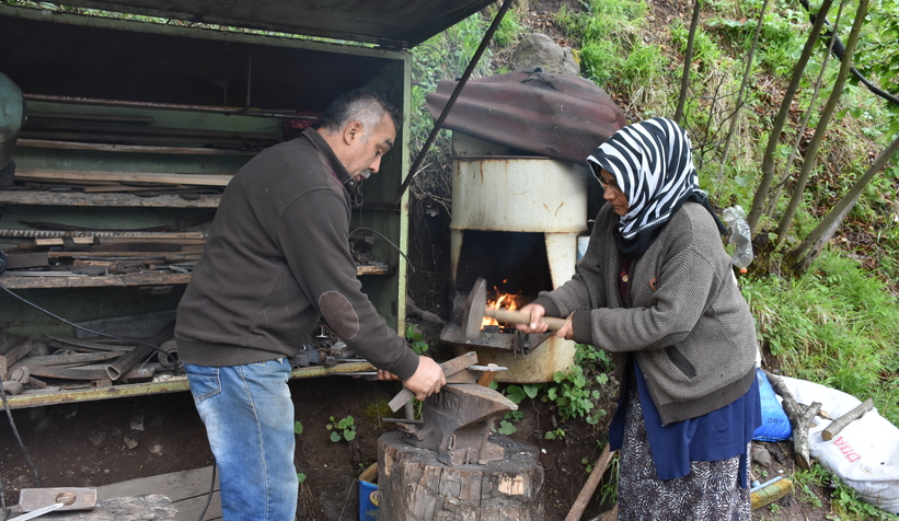 Seyyar demirci İlçe ilçe dolaşıp tamirat yaparak geçimini sağlıyor