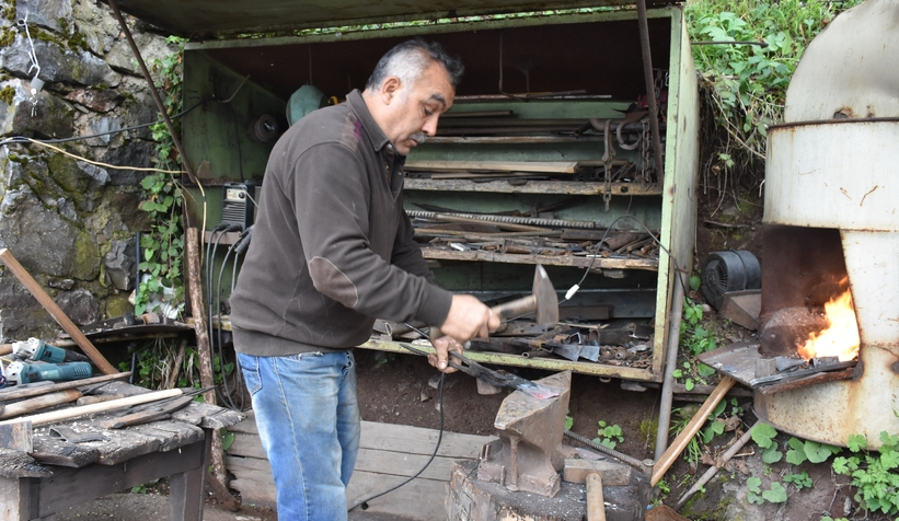 Seyyar demirci İlçe ilçe dolaşıp tamirat yaparak geçimini sağlıyor