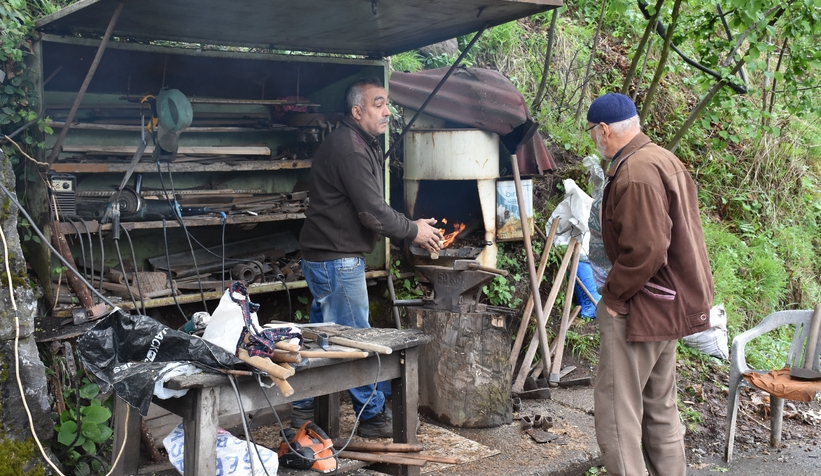 Seyyar demirci İlçe ilçe dolaşıp tamirat yaparak geçimini sağlıyor