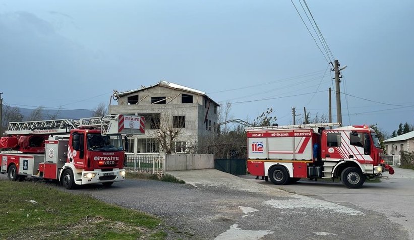 Şiddetli rüzgarda evin çatısı uçtu