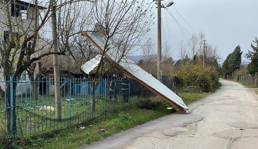 Şiddetli rüzgarda evin çatısı uçtu