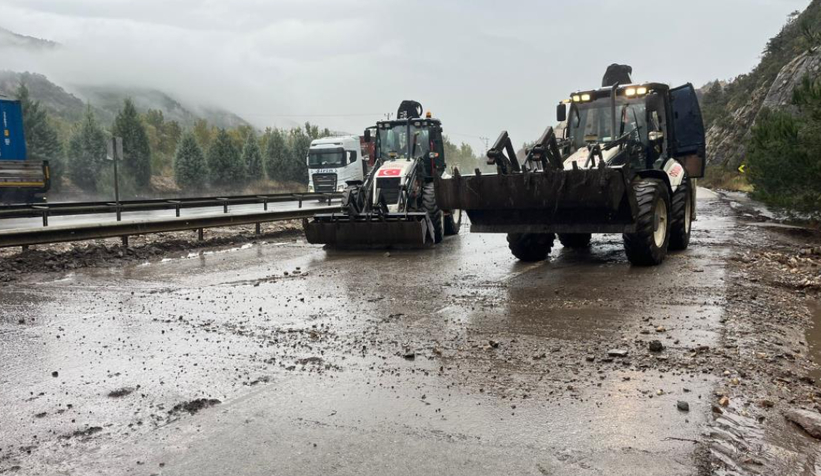 siddetli-yagis-sele-donustu-d650-tas-ve-toprak-ile-kaplandir3huvjjvux