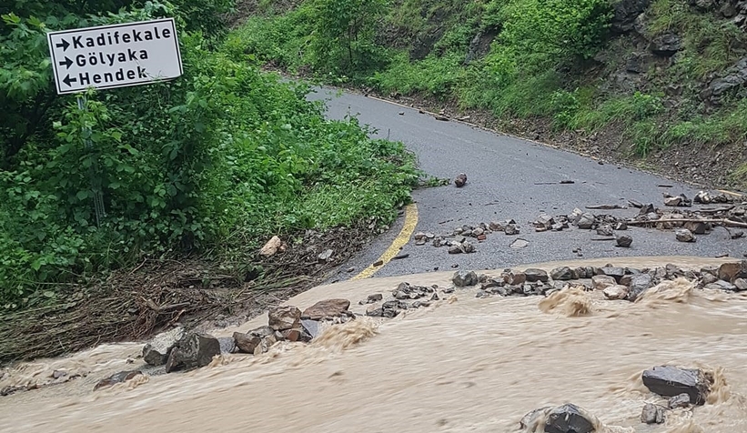 Şiddetli yağmur yolu çökertti, sular şelale gibi aktı