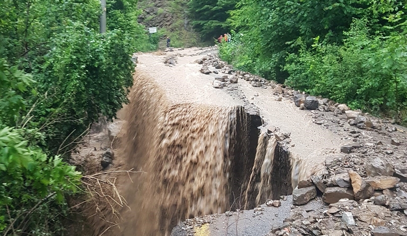 Şiddetli yağmur yolu çökertti, sular şelale gibi aktı