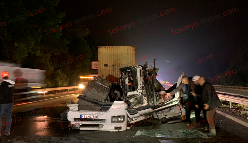 Anadolu Otoyolu'nda paramparça olan bu tırın kupasından sağ çıktı