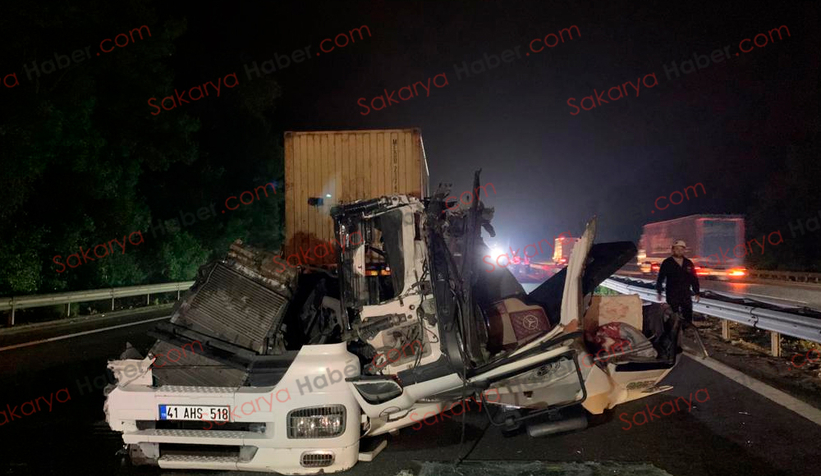 Anadolu Otoyolu'nda paramparça olan bu tırın kupasından sağ çıktı