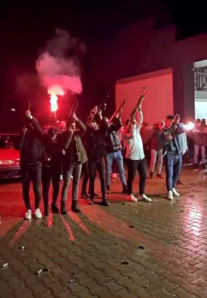 silahli-catisma-degil-asker-eglencesiywzju1e5au
