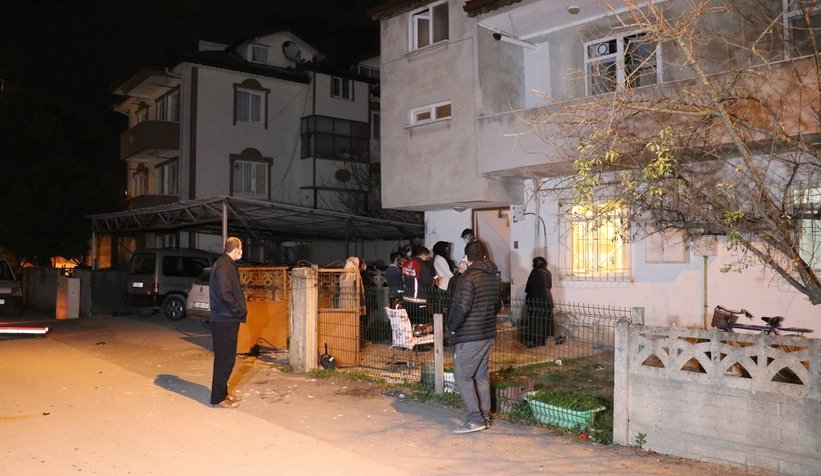 Sinir krizi geçiren kadın mahalleliyi sokağa döktü