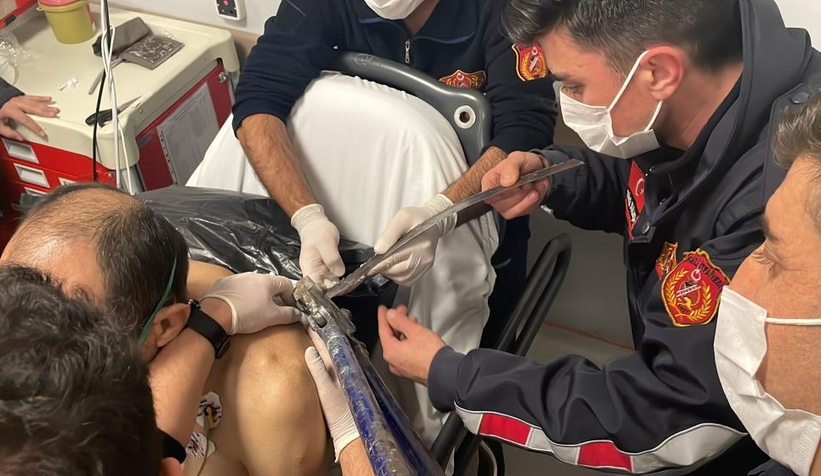 Sırtına saplanan testere ile hastaneye geldi