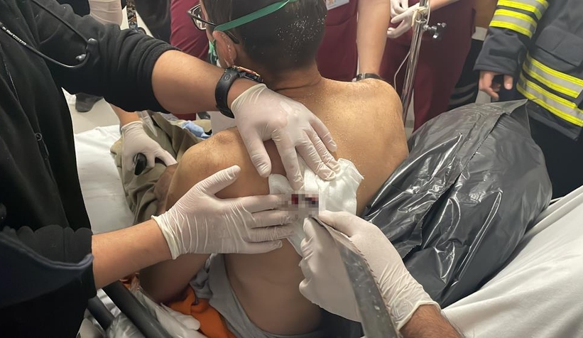 Sırtına saplanan testere ile hastaneye geldi