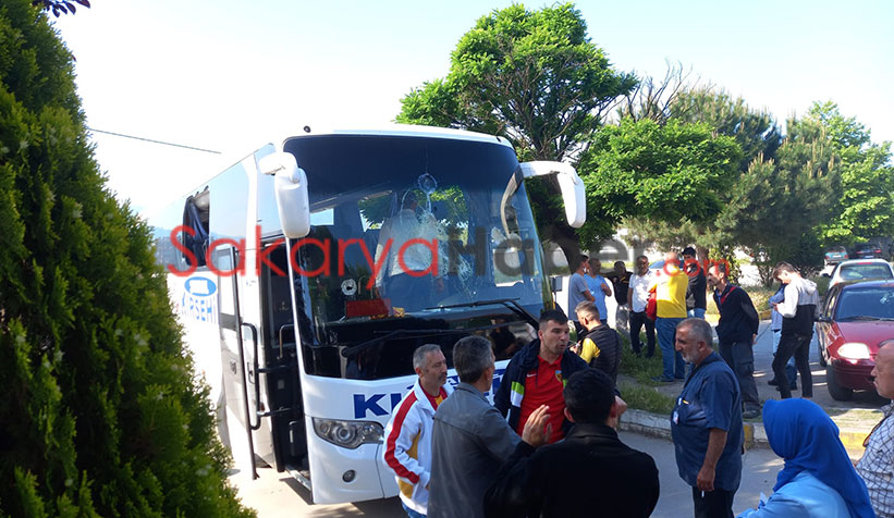  Sivas ve Kayseri taraftarları otobanda otobüsleri taşladı