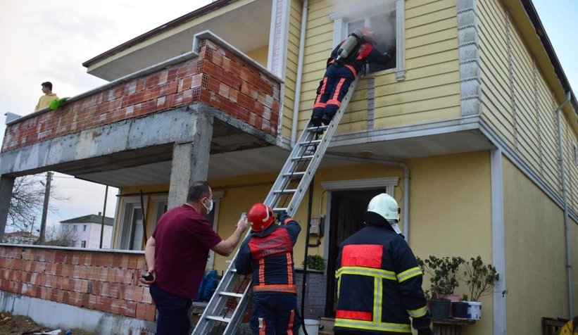 Sobaya atılan fındık kabukları, evi kül ediyordu