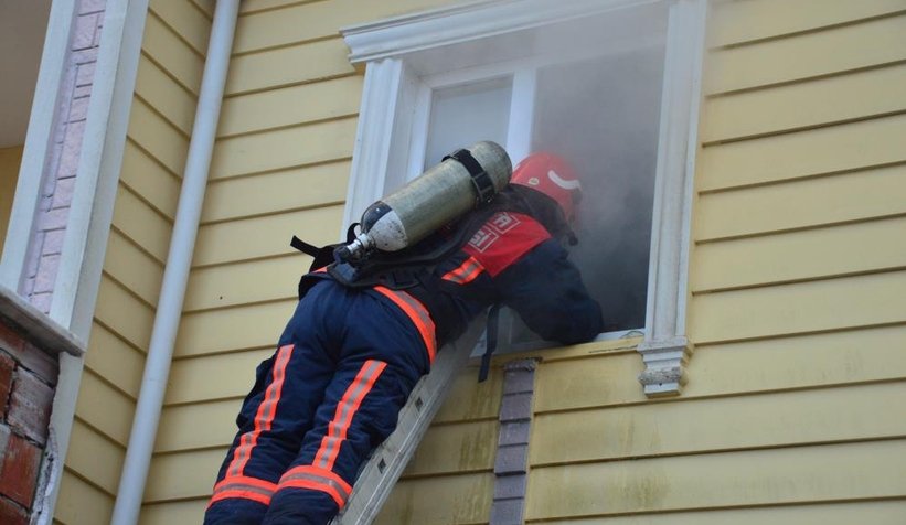 Sobaya atılan fındık kabukları, evi kül ediyordu